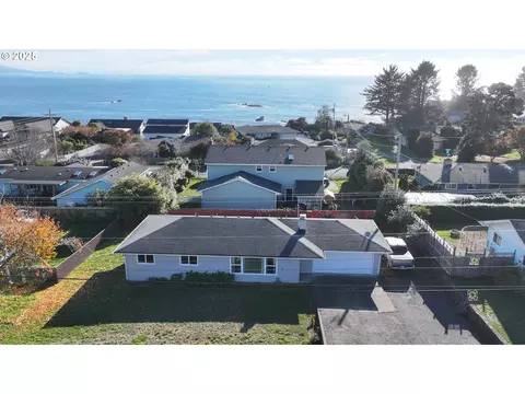 425 Memory Ln, Brookings, OR 97415