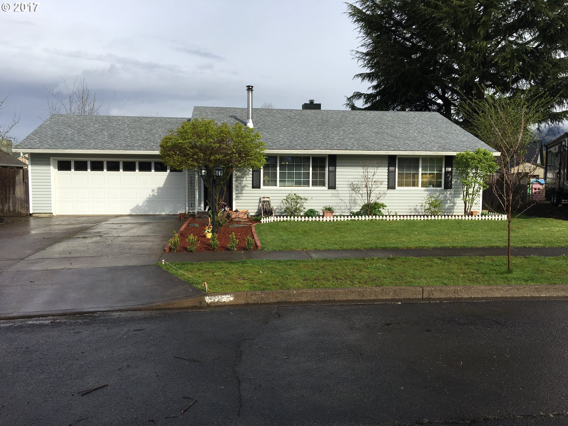 325 Cambridge Dr, Newberg, OR 97132 photo 1