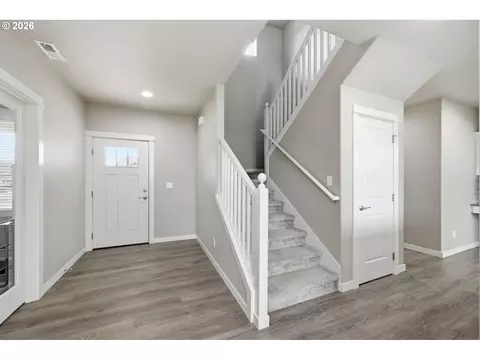 Entry Way - 1285 Tirion Ave, Eugene, OR 97404 photo 3 of 4