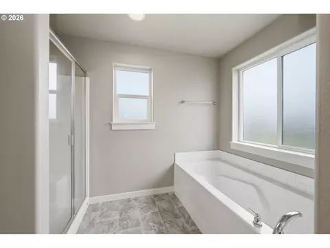 Bath - 1285 Tirion Ave, Eugene, OR 97404 photo 3 of 4