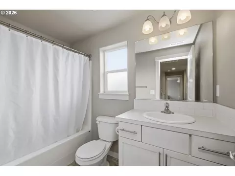 Bath - 1285 Tirion Ave, Eugene, OR 97404 photo 4 of 4