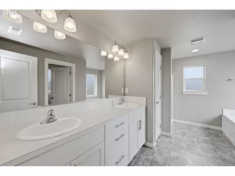 Bath - 1285 Tirion Ave, Eugene, OR 97404 photo 2 of 4