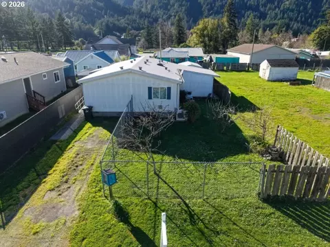 631 2nd Ave, Powers, OR 97466