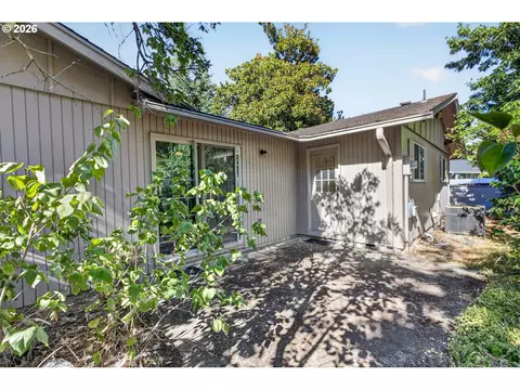 Exterior - 635 NW 8th Pl, Canby, OR 97013 photo 4 of 12