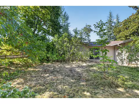 Exterior - 635 NW 8th Pl, Canby, OR 97013 photo 7 of 12