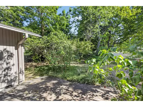 Exterior - 635 NW 8th Pl, Canby, OR 97013 photo 5 of 12