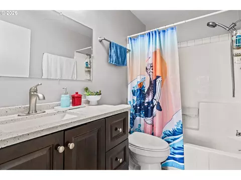 Bath - 1107 Echo Hollow Rd, Eugene, OR 97402 photo 2 of 2