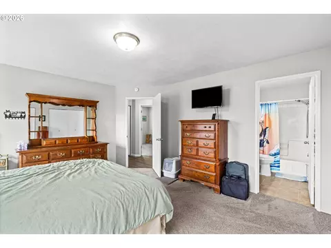 Bedroom - 1107 Echo Hollow Rd, Eugene, OR 97402 photo 5 of 5