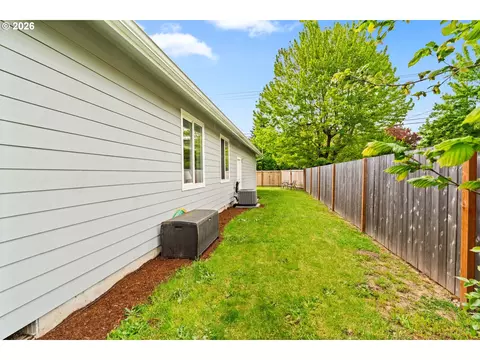Exterior - 1107 Echo Hollow Rd, Eugene, OR 97402 photo 3 of 5