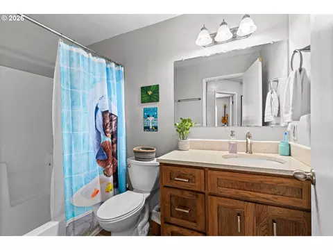 Bath - 1107 Echo Hollow Rd, Eugene, OR 97402 photo 1 of 2