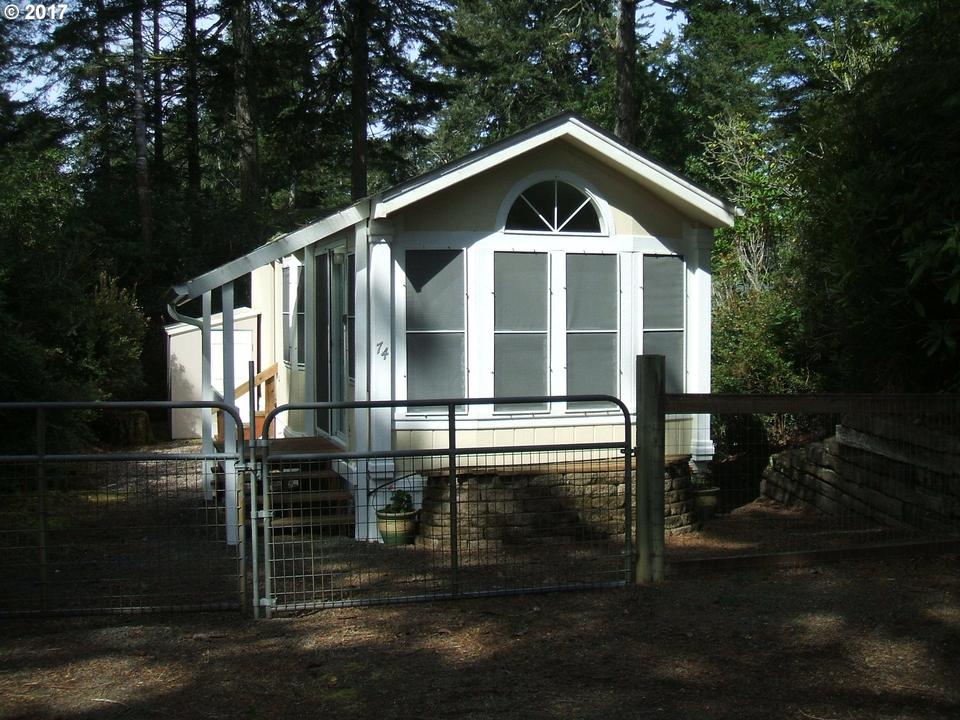  74 Outer Dr, Florence, OR 97439 photo 1