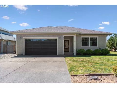 847 Carter St, Bandon, OR 97411