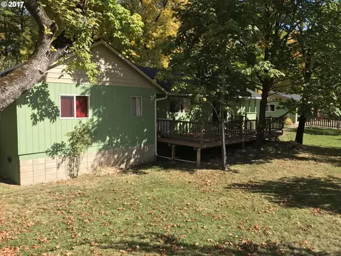 303 N Third St, Glendale, OR 97442 photo 1