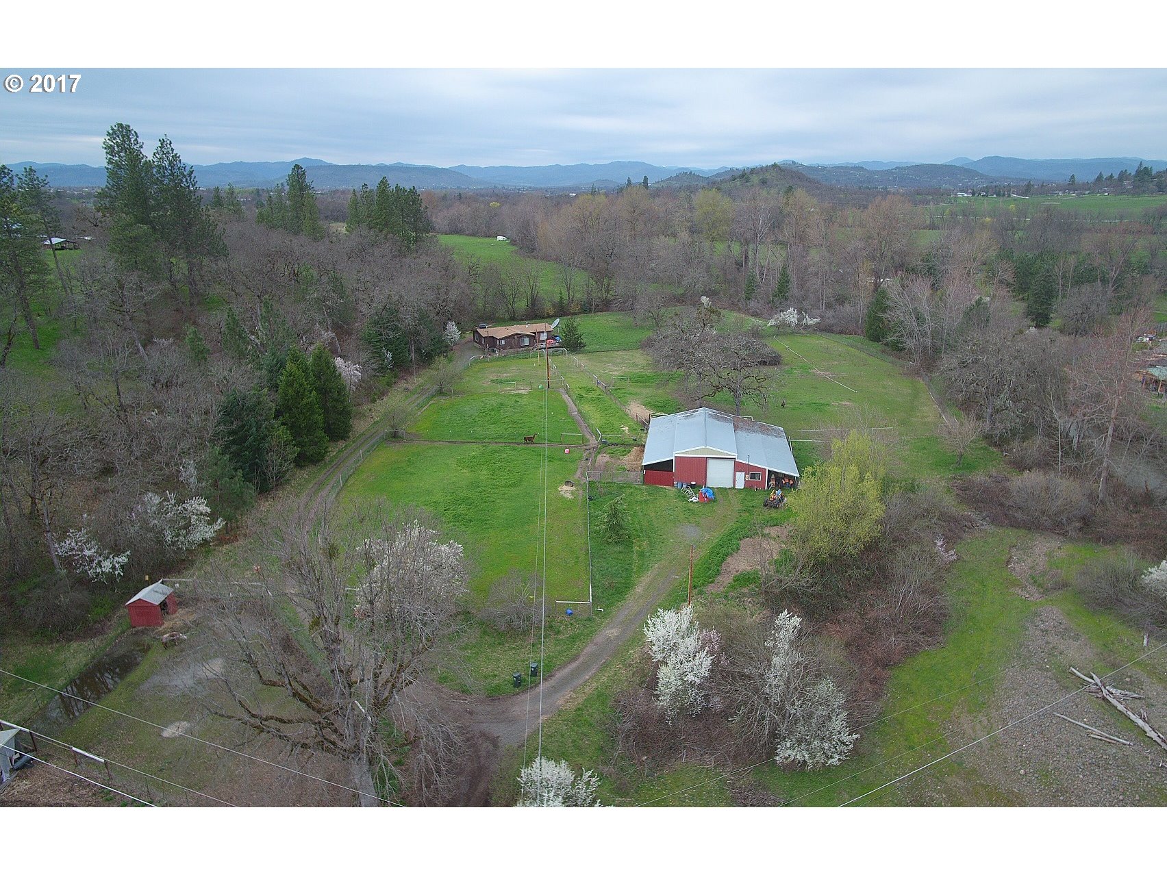 915 Riley Rd, Eagle Point, OR 97524 photo 1