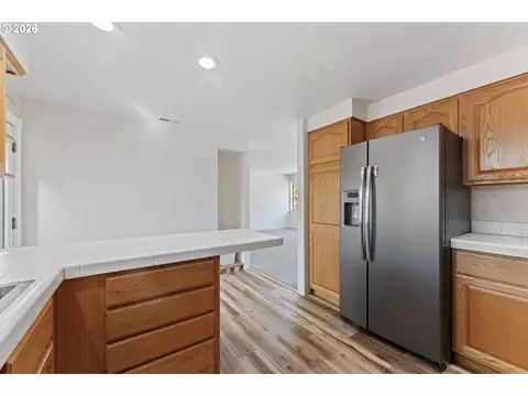 Kitchen - 2360 NE Cleveland Ave, Gresham, OR 97030 photo 7 of 7