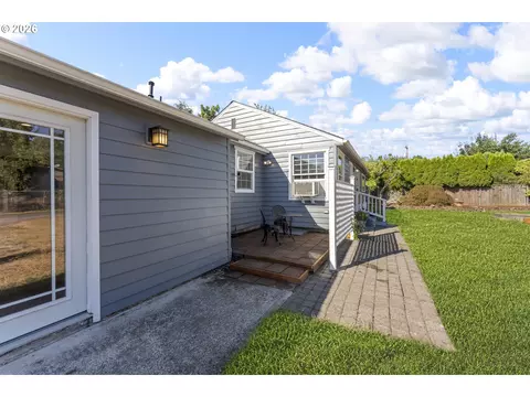 Exterior - 2360 NE Cleveland Ave, Gresham, OR 97030 photo 3 of 13