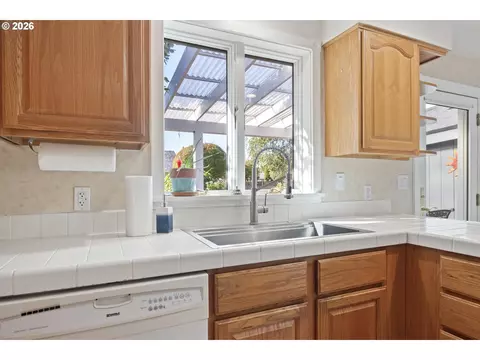 Kitchen - 2360 NE Cleveland Ave, Gresham, OR 97030 photo 5 of 7