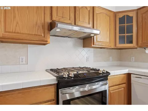 Kitchen - 2360 NE Cleveland Ave, Gresham, OR 97030 photo 4 of 7