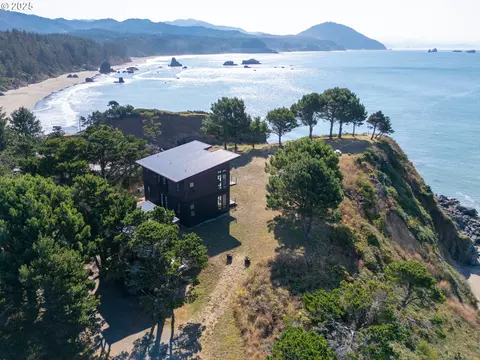 409 Jackson St, Port Orford, OR 97465