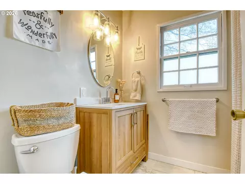 Bath - 618 NW 9th St, Pendleton, OR 97801 photo 1 of 2