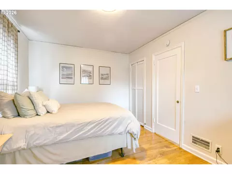 Bedroom - 618 NW 9th St, Pendleton, OR 97801 photo 4 of 4