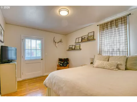 Bedroom - 618 NW 9th St, Pendleton, OR 97801 photo 3 of 4