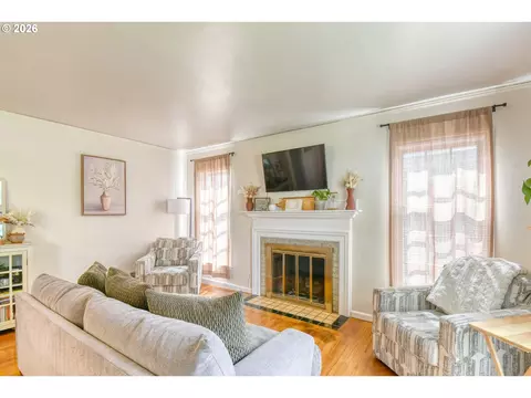 Living - 618 NW 9th St, Pendleton, OR 97801 photo 1 of 3