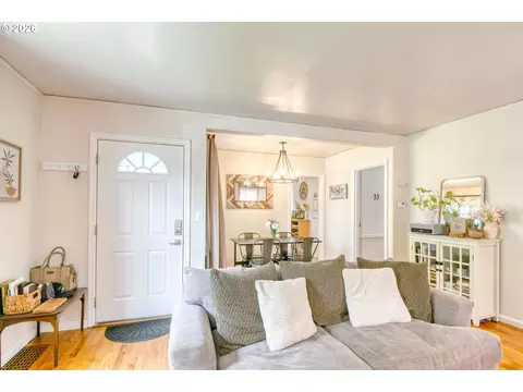 Entry Way - 618 NW 9th St, Pendleton, OR 97801 photo 1 of 3