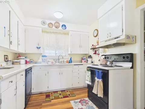 Kitchen - 82045 Lind Rd, Umatilla, OR 97882 photo 1 of 2