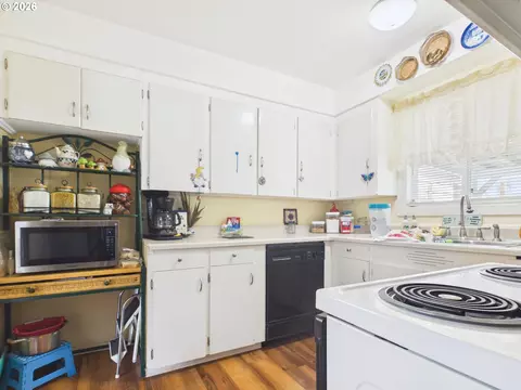 Kitchen - 82045 Lind Rd, Umatilla, OR 97882 photo 2 of 2