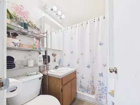 Bath - 82045 Lind Rd, Umatilla, OR 97882 photo 1 of 1