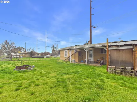 Exterior - 82045 Lind Rd, Umatilla, OR 97882 photo 2 of 3
