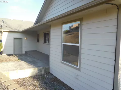 Exterior - 815 N Main St, Pendleton, OR 97801 photo 3 of 7