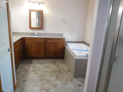 Bath - 815 N Main St, Pendleton, OR 97801 photo 3 of 5