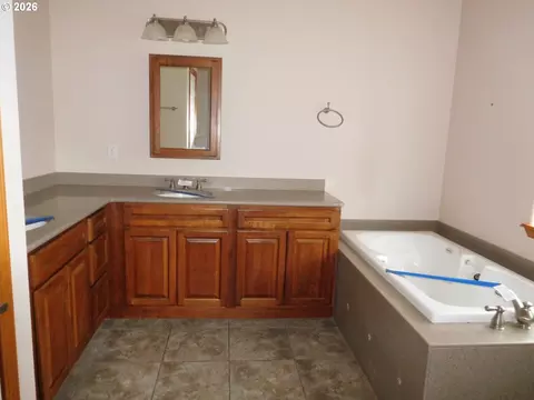 Bath - 815 N Main St, Pendleton, OR 97801 photo 5 of 5