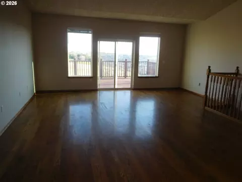 Living - 815 N Main St, Pendleton, OR 97801 photo 4 of 7