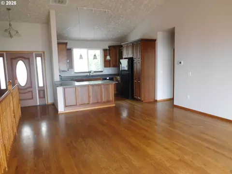 Living - 815 N Main St, Pendleton, OR 97801 photo 7 of 7