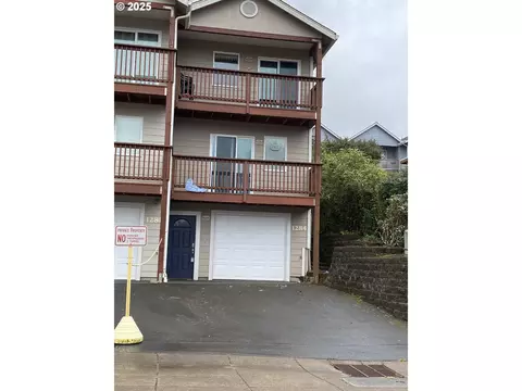 1284 NW 15th St, Lincoln City, OR 97367