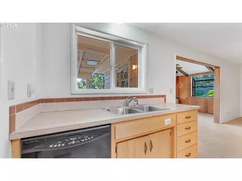 Kitchen - 2844 Maranta St, Eugene, OR 97404 photo 3 of 4