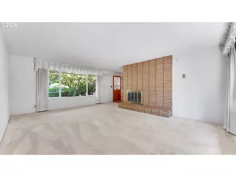 Living - 2844 Maranta St, Eugene, OR 97404 photo 2 of 7