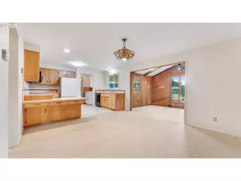Living - 2844 Maranta St, Eugene, OR 97404 photo 5 of 7