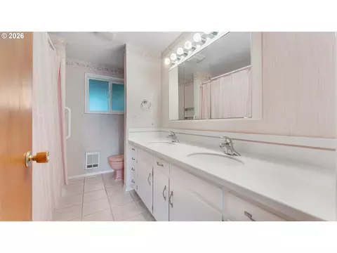 Bath - 2844 Maranta St, Eugene, OR 97404 photo 2 of 3