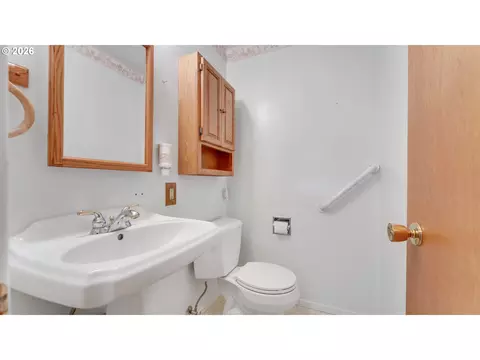 Bath - 2844 Maranta St, Eugene, OR 97404 photo 1 of 3