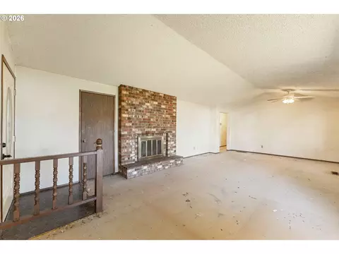 Living - 427 Colt Dr, Eugene, OR 97401 photo 3 of 4
