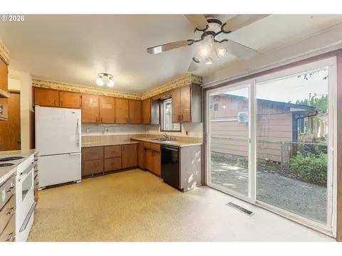 Kitchen - 427 Colt Dr, Eugene, OR 97401 photo 2 of 3