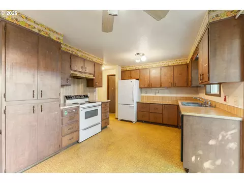 Kitchen - 427 Colt Dr, Eugene, OR 97401 photo 3 of 3