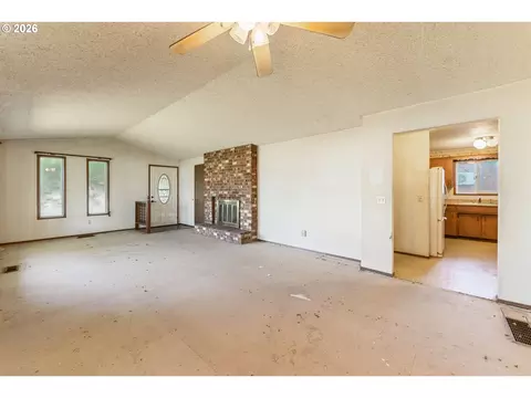 Living - 427 Colt Dr, Eugene, OR 97401 photo 2 of 4