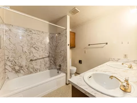 Bath - 427 Colt Dr, Eugene, OR 97401 photo 1 of 1