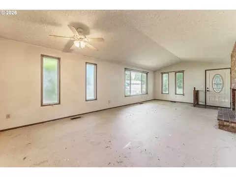 Living - 427 Colt Dr, Eugene, OR 97401 photo 1 of 4