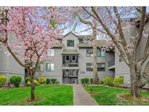 4000 Carman Dr #12, Lake Oswego, OR 97035